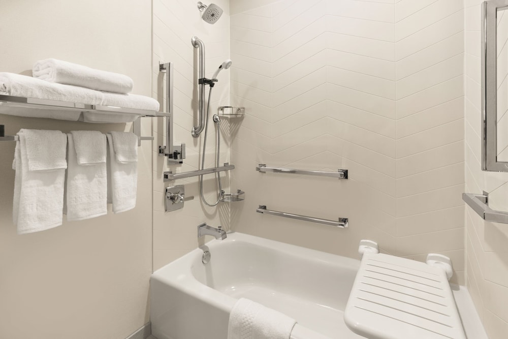 Room, 2 Queen Beds (Mobility Accessible, Tub) - Photo 2