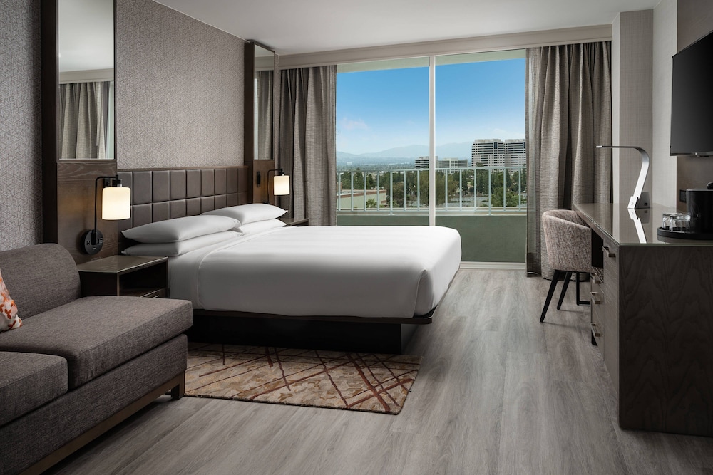 Premier Room, 1 King Bed, Balcony photo 2