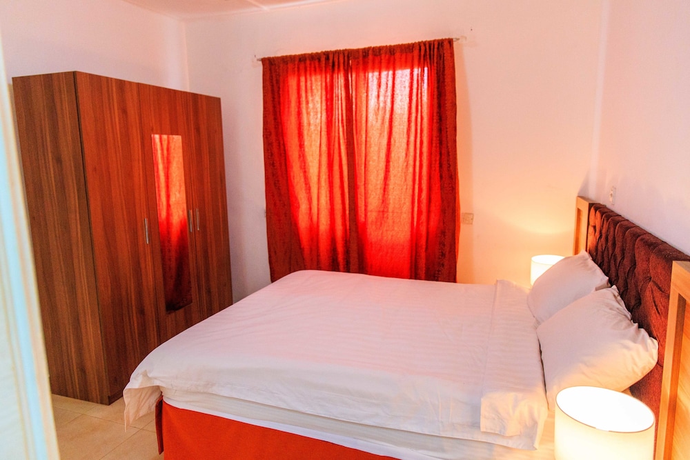 Executive Suite, 1 Bedroom, Kitchenette, Garden Area photo 3