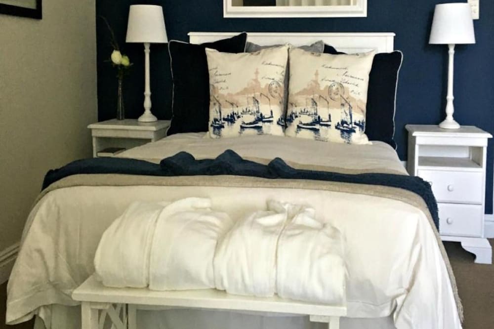 Deluxe Double Room, 1 Queen Bed (Luxe Lagoon and Sea-Facing Queen Room) photo 2