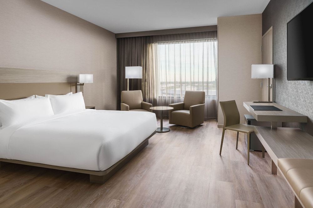Room, 1 King Bed with Sofa bed (Mobility/Hearing Access, Roll-In Shwr) - Photo 4