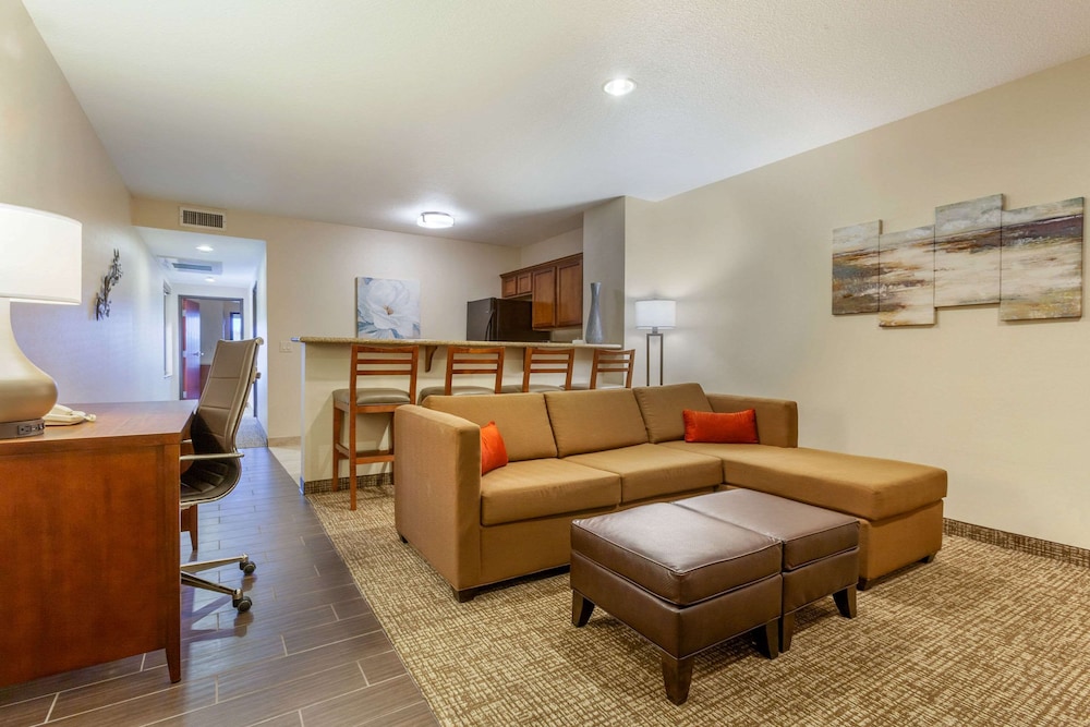 Suite, 1 King Bed, Non Smoking (Upgrade) - Photo 3