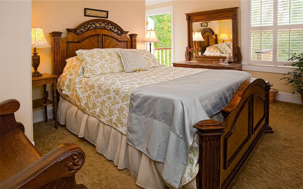 Miss Emily’s Room photo 2