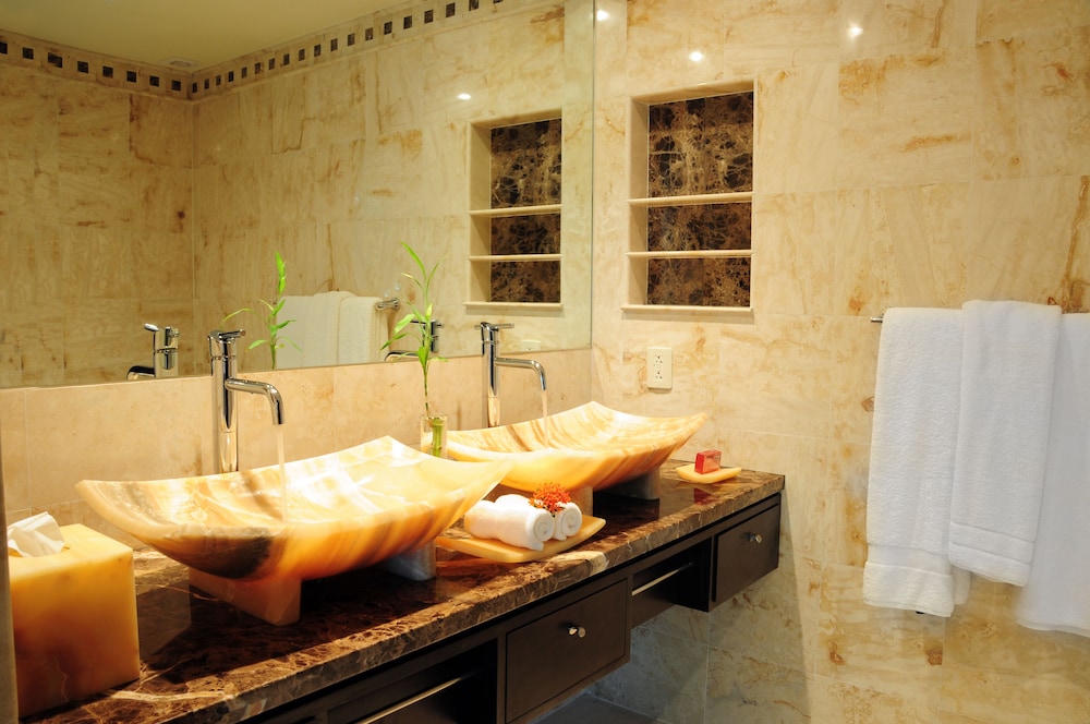 Deluxe Condo, 2 Bedrooms, Kitchen - Photo 16