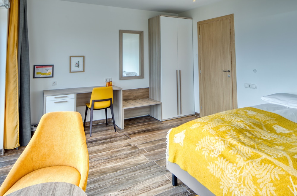 Double or Twin Room, Private Bathroom, Lake View photo 3