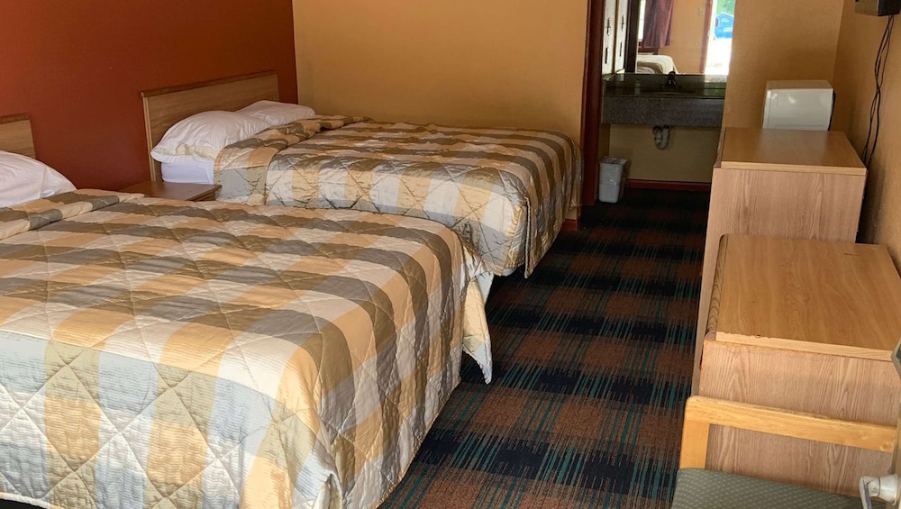 Two queen bed non smoking - Photo 6
