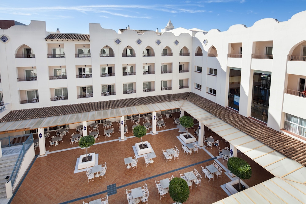 Habitación Doble Patio Andaluz. (2 Adultos y 1 Niño)