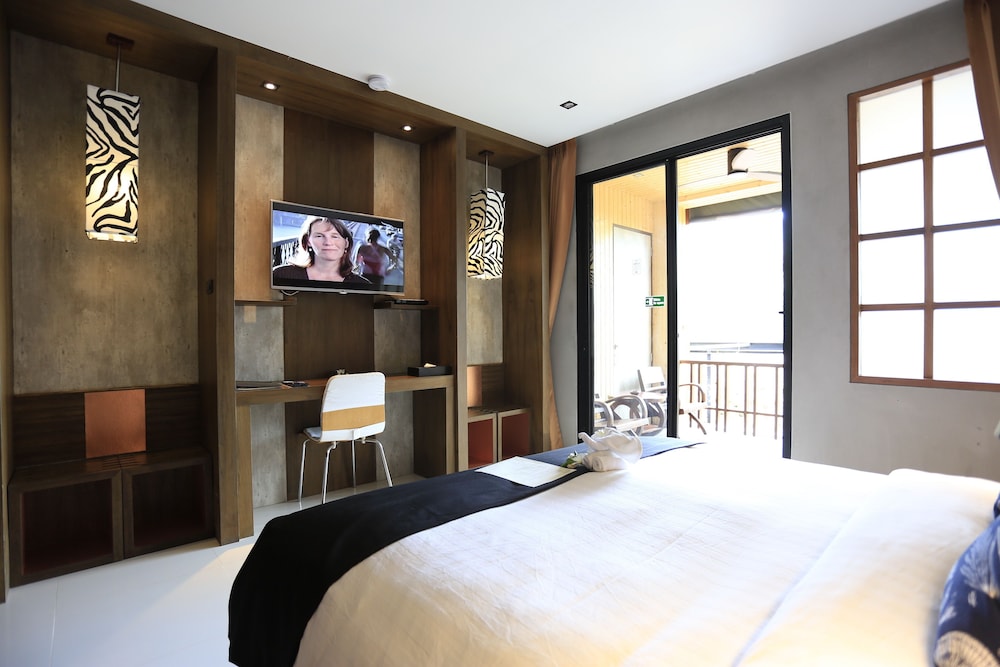 Deluxe Balcony Suite - Photo 2