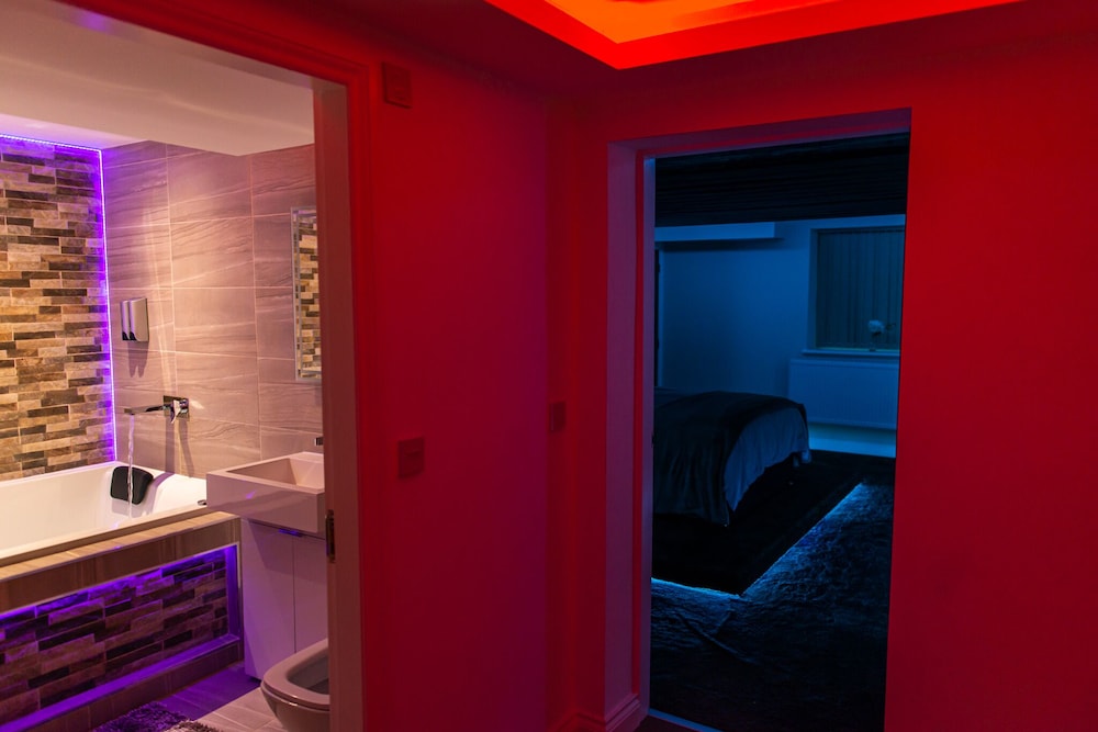 Executive Apartment, Accessible, Private Bathroom (Jacuzzi - Apartment 1) - Photo 2