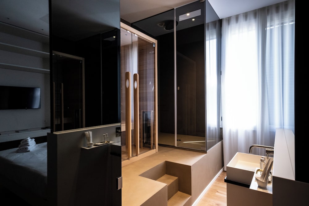 Room with Tub and Hydromassage