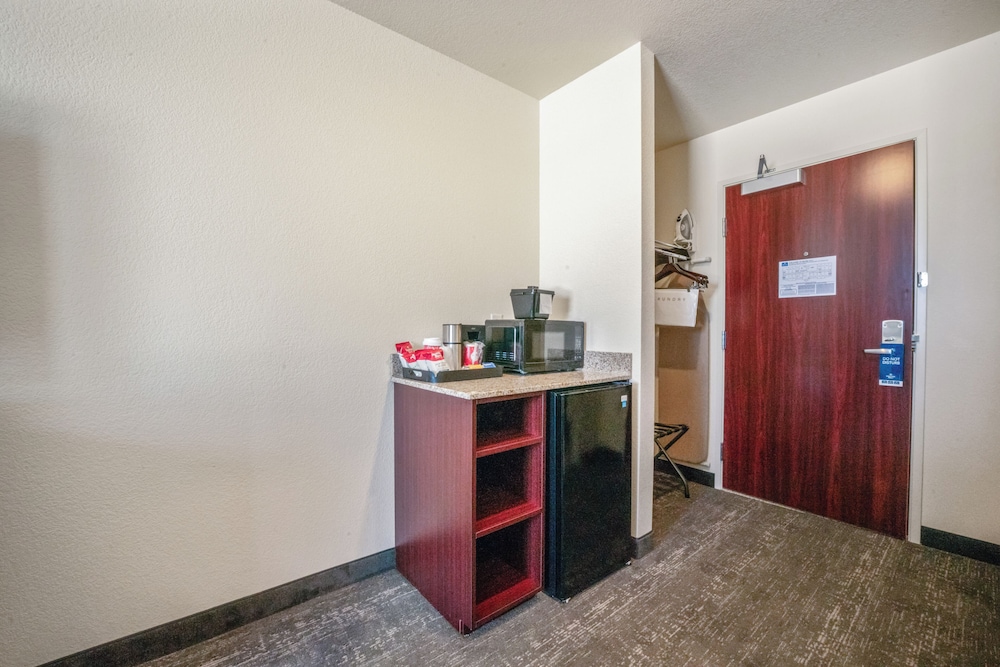 Room, 1 King Bed, Non Smoking (Guestroom) - Photo 5
