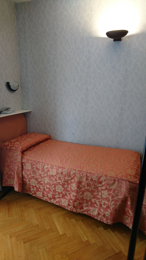 Basic Single Room, 1 Twin Bed, Non Smoking, Balcony photo 2
