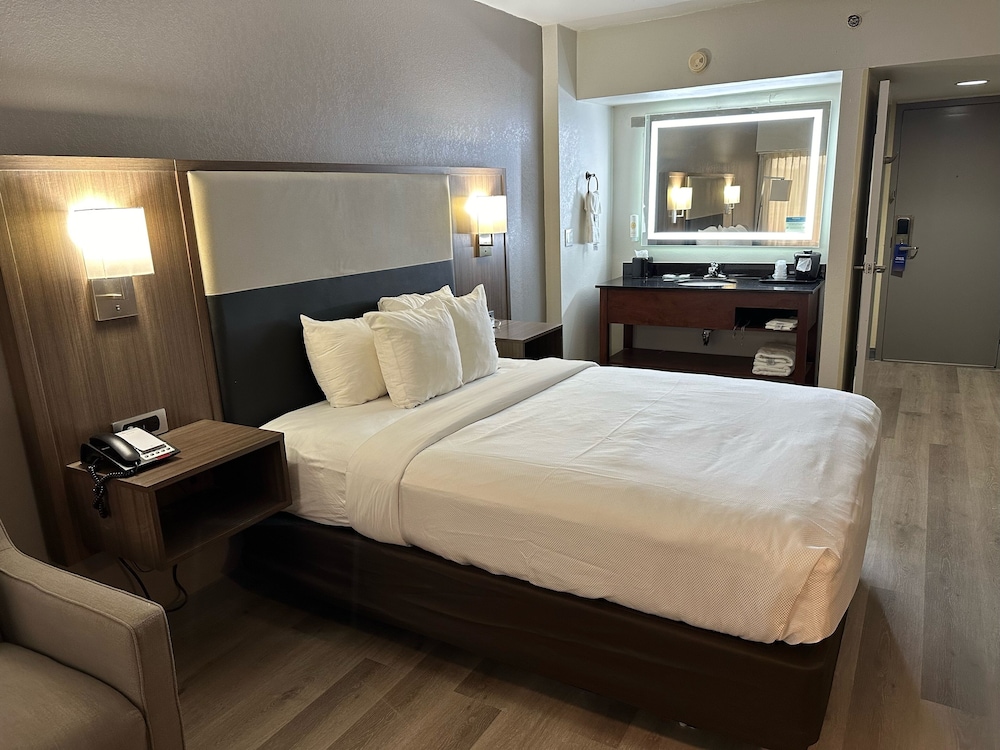 Standard Room, 1 Queen Bed, Non Smoking - Photo 1