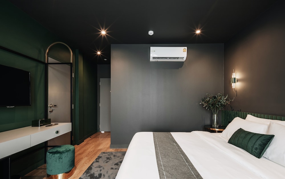 Deluxe Double Room, 1 King Bed photo 3