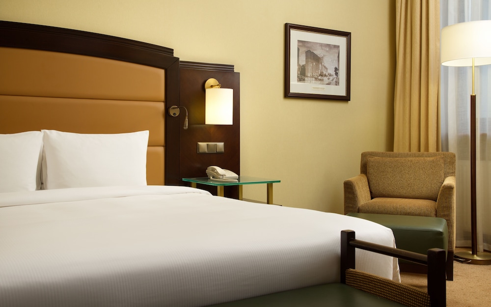 Suite, 1 King Bed, Corner photo 2