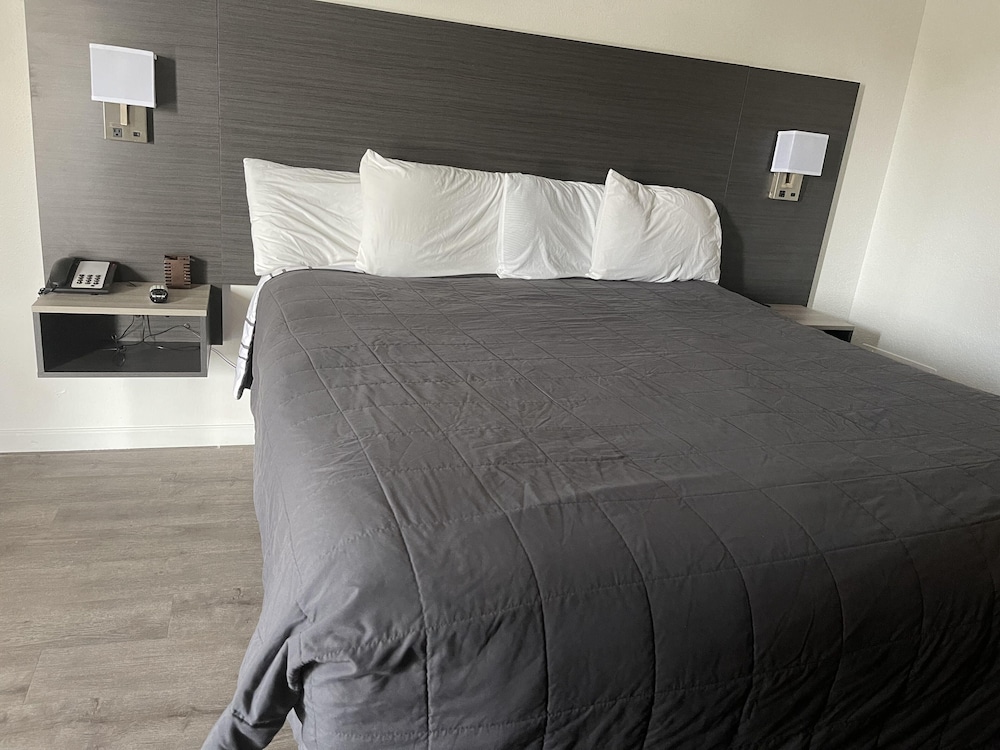 Deluxe Suite, 1 King Bed, Non Smoking, Lake View photo 1
