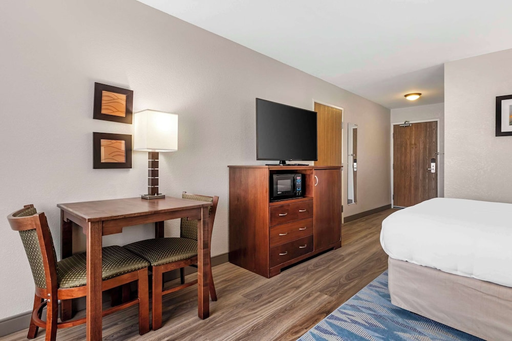 Room, 1 Queen Bed, Accessible, Non Smoking (Roll-In Shower) - Photo 3