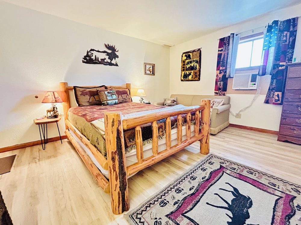 Suite #6, Deluxe Studio Suite, 1 Queen Bed, Kitchenette, Ground Floor photo 1