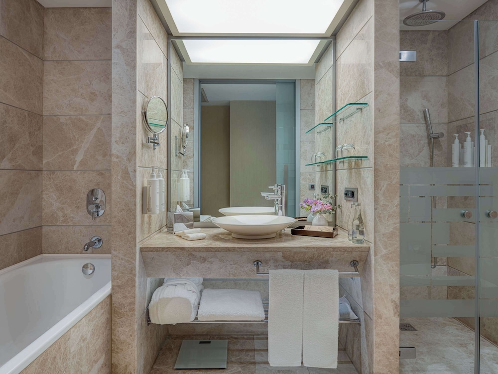 Swiss, Executive Twin Room, Sea View thumbnail 6
