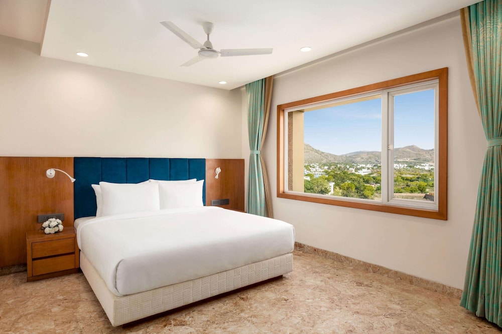 1 King Bed, Executive Suite photo 2