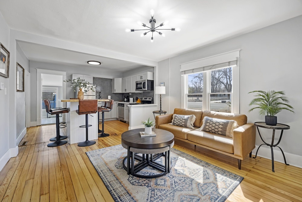 House, Multiple Beds, Hot Tub, Garden View (803 E Mulberry St.)