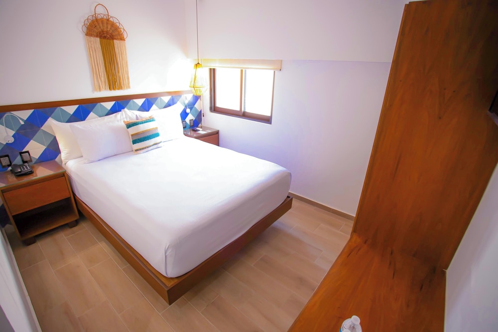 Superior Room, 1 Queen Bed, Refrigerator - Photo 7