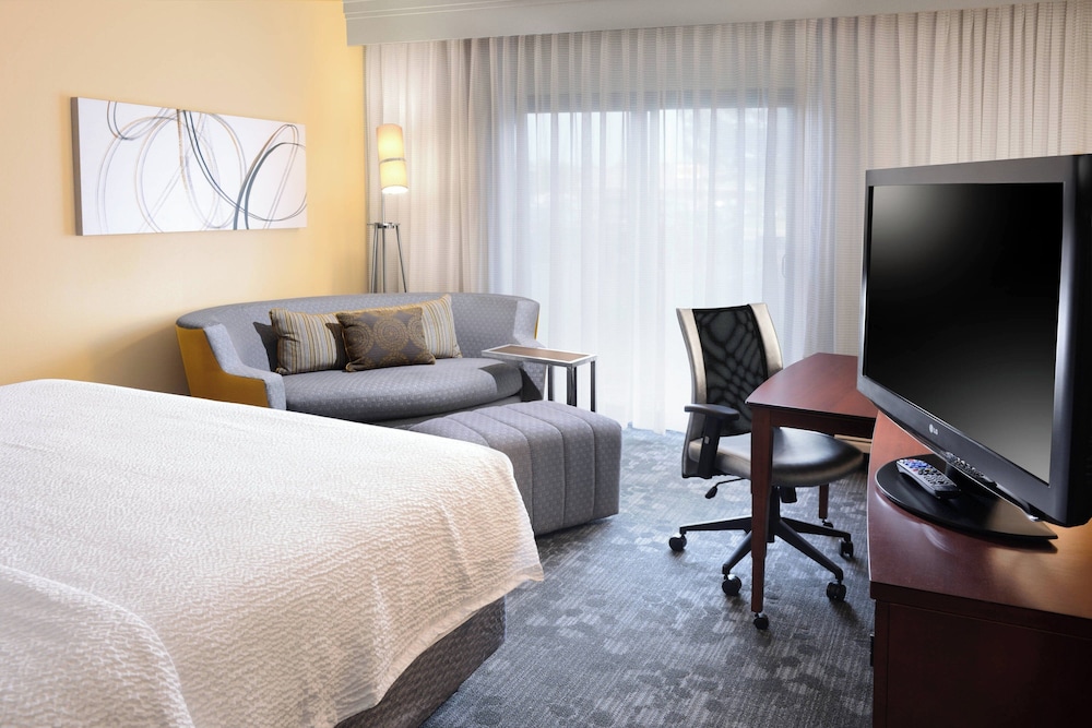 Room, 1 King Bed with Sofa bed (Hearing Accessible) - Photo 1