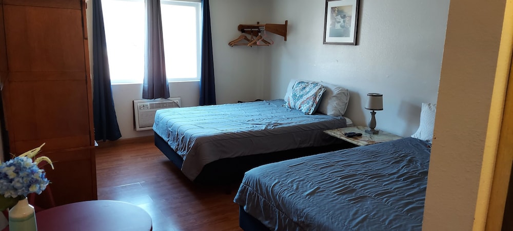 Classic Room, 2 Queen Beds photo 3