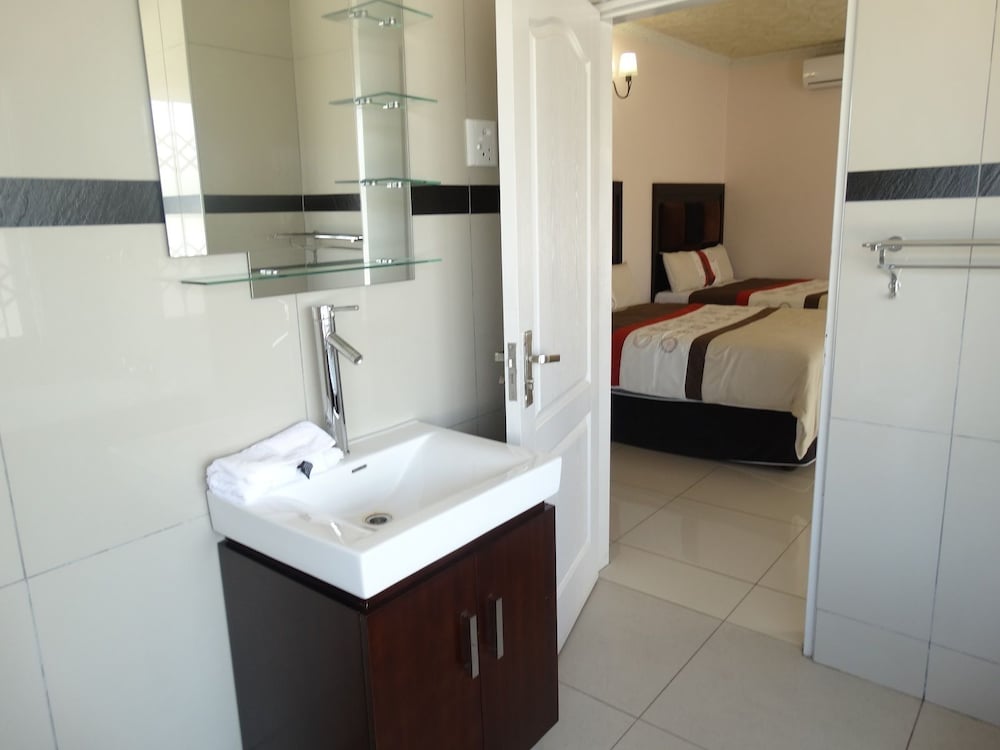 En-suite Double Room - 2 Double Beds photo 2
