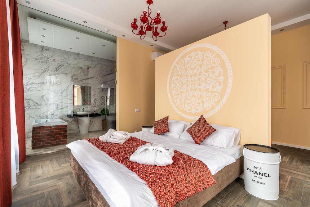Luxury Room, 1 King Bed with Sofa bed, Non Smoking, City View