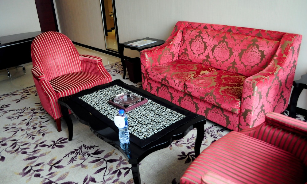 1 KING BED DELUXE SUITE photo 3