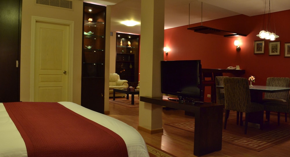 Executive Suite, Jetted Tub, Pool View photo 1