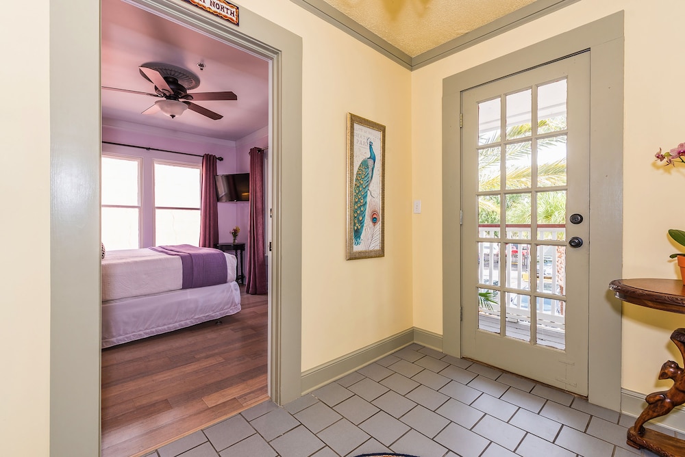 Standard Room, 1 Queen Bed, Balcony photo 2