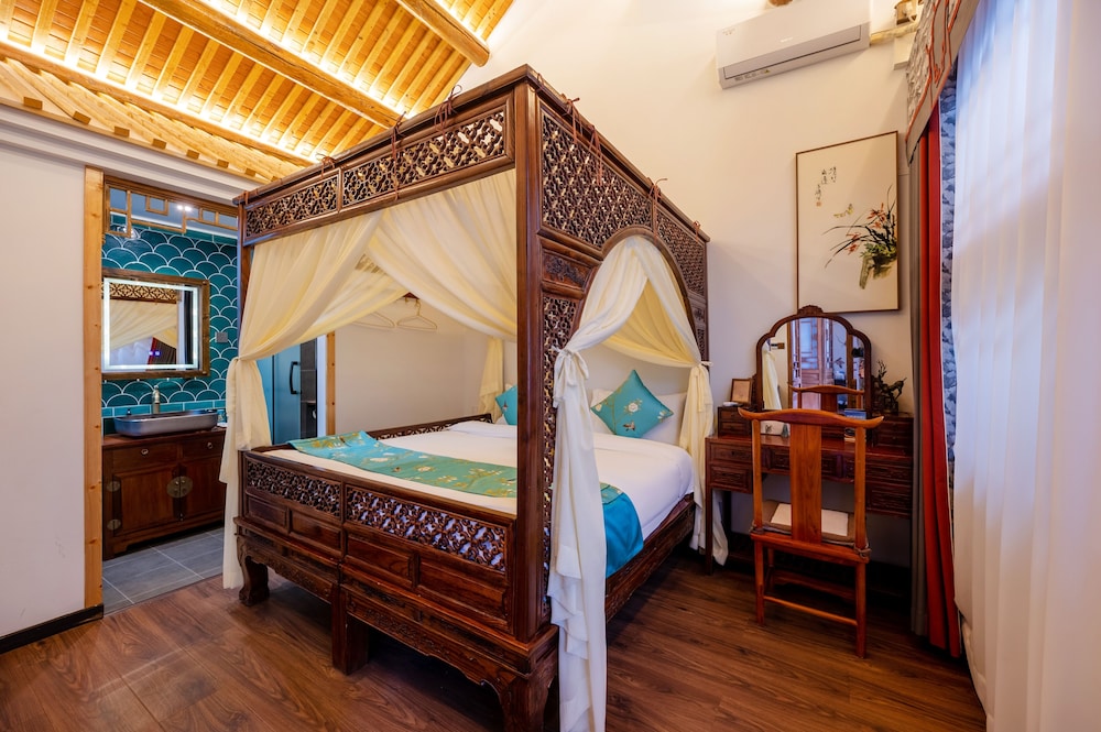 Deluxe Room, 1 King Bed, Courtyard View