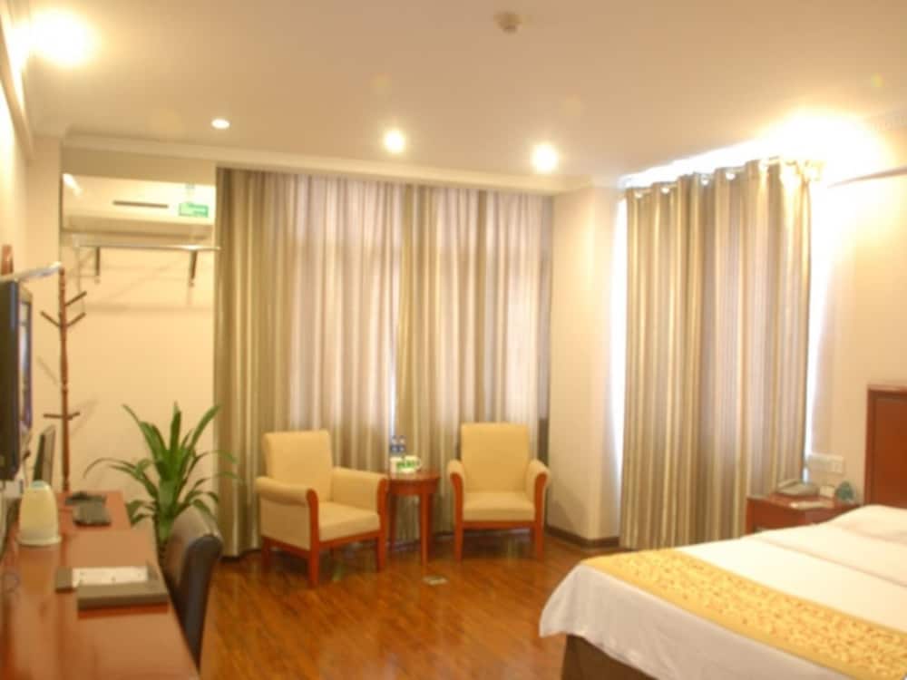 Queen Room photo 1