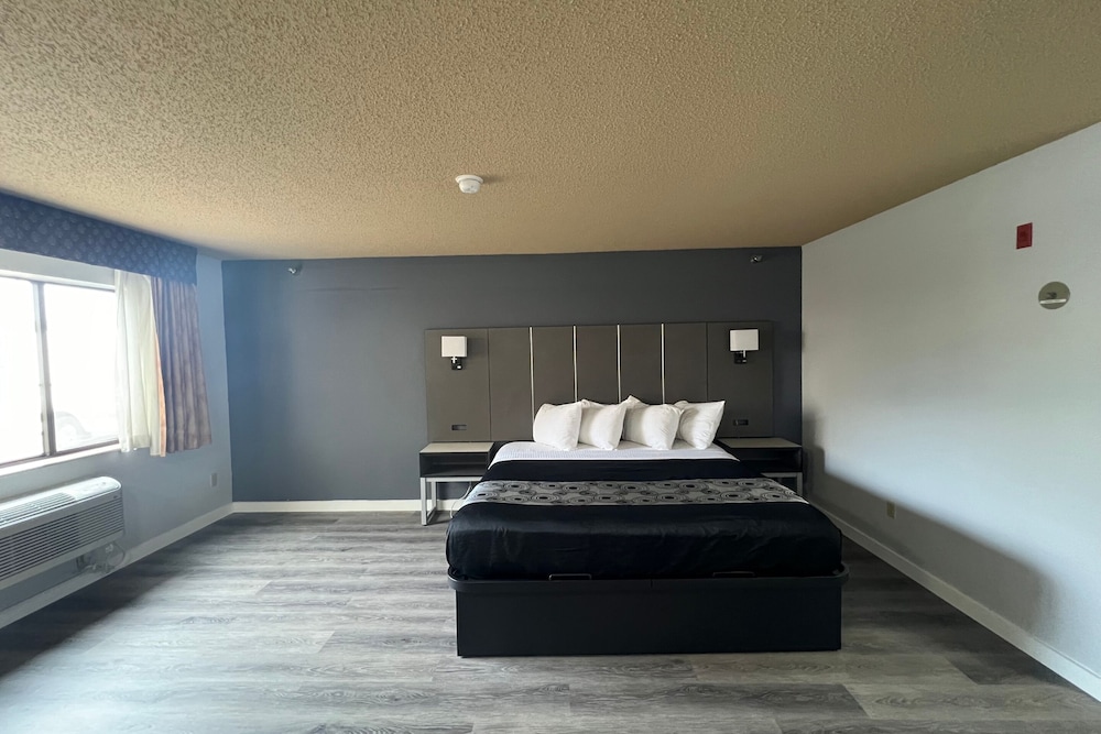 Luxury Suite, 1 King Bed, SPA Bath, Non-Smoking - Photo 1