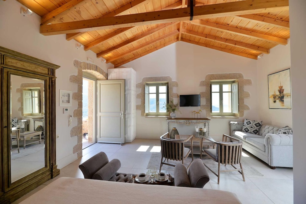 Deluxe Suite, Sea View - Photo 20