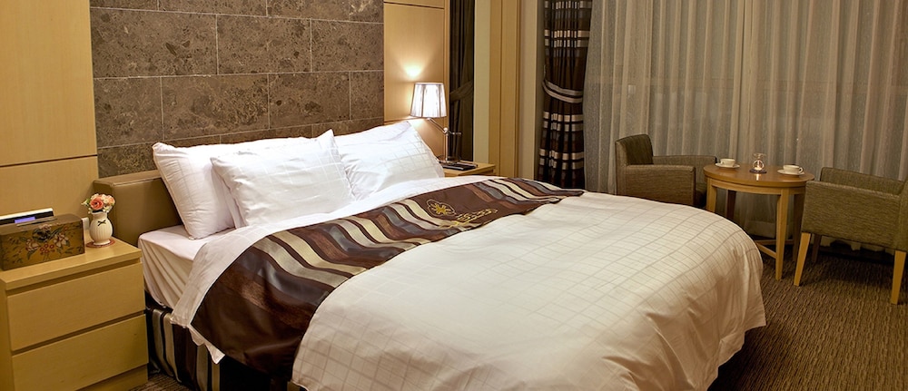 Junior Suite, Partial Ocean View photo 1