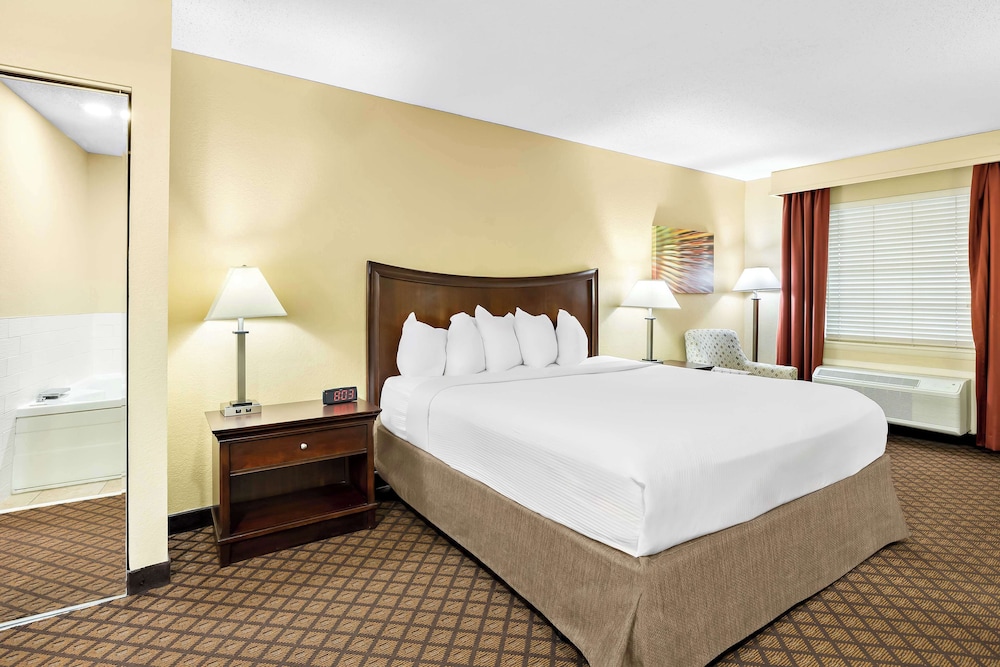 Suite, 1 King Bed, Non Smoking, Jetted Tub - Photo 3