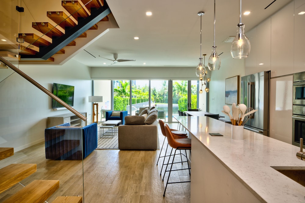 Premium Townhome, 4 Bedrooms, Private Pool, Canal View