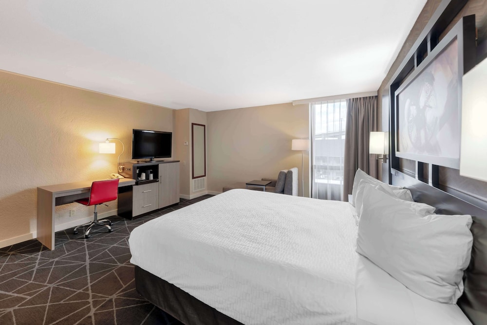 Deluxe Room, 1 King Bed, Non Smoking (Oversized Room) - Photo 2