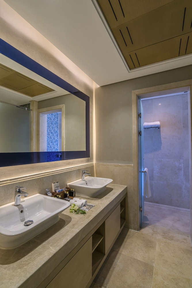 Deluxe Suite, 1 King Bed, Sea View (Lagoon) photo 2