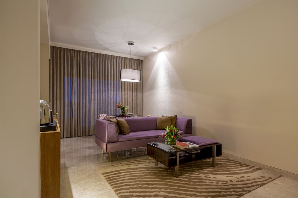 Premium Suite Pool View King Bed - Photo 6