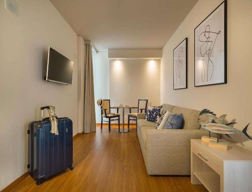 Deluxe Suite, Sea View photo 2