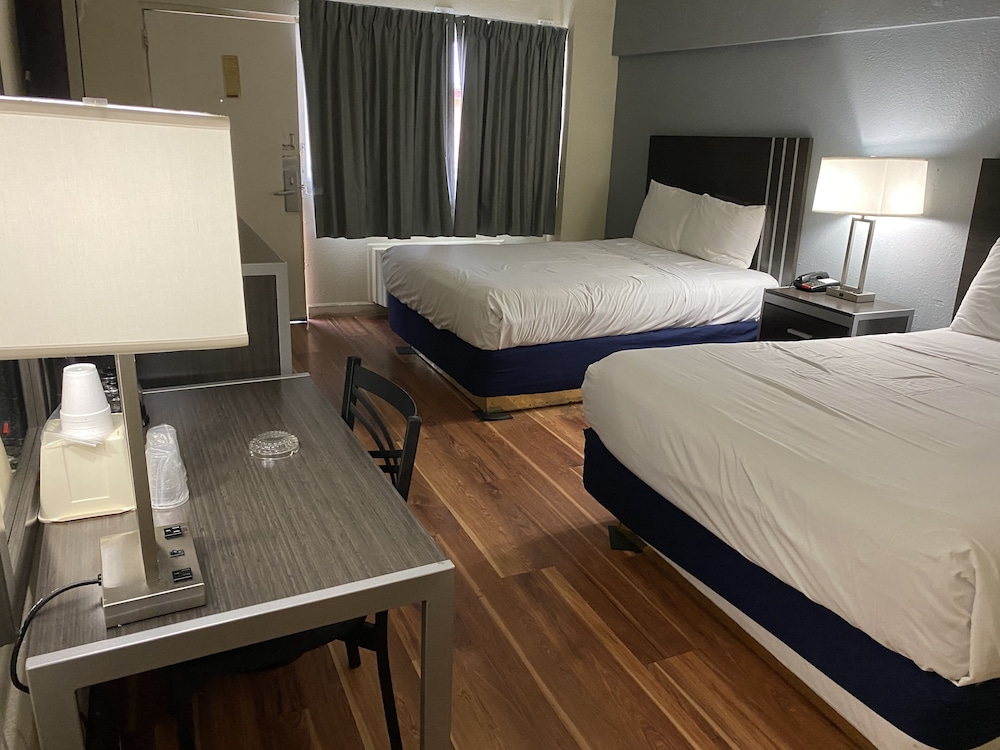 Standard Room, 2 Queen Beds, Smoking - Photo 4