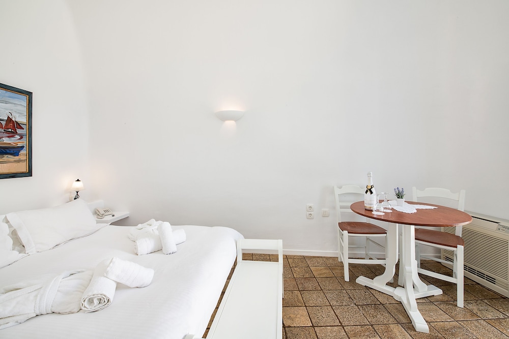 Double Room (Caldera View) - Photo 5