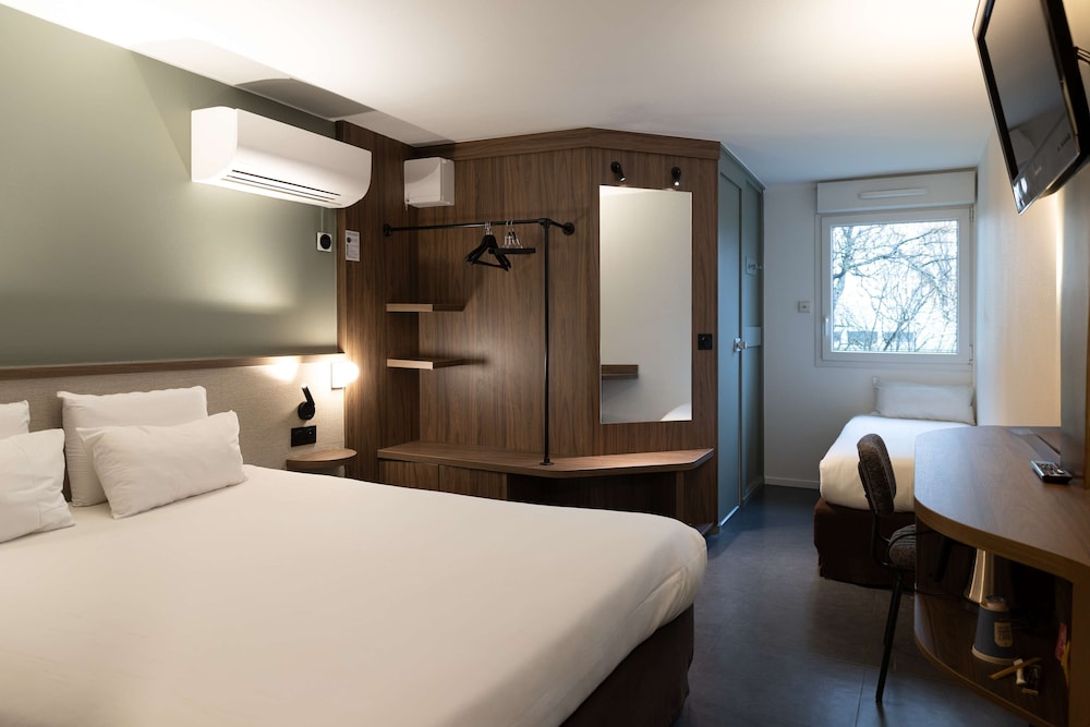Standard Room, Multiple Beds - Photo 5