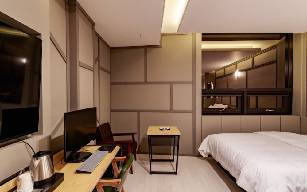 Room (BUSINESS 220)