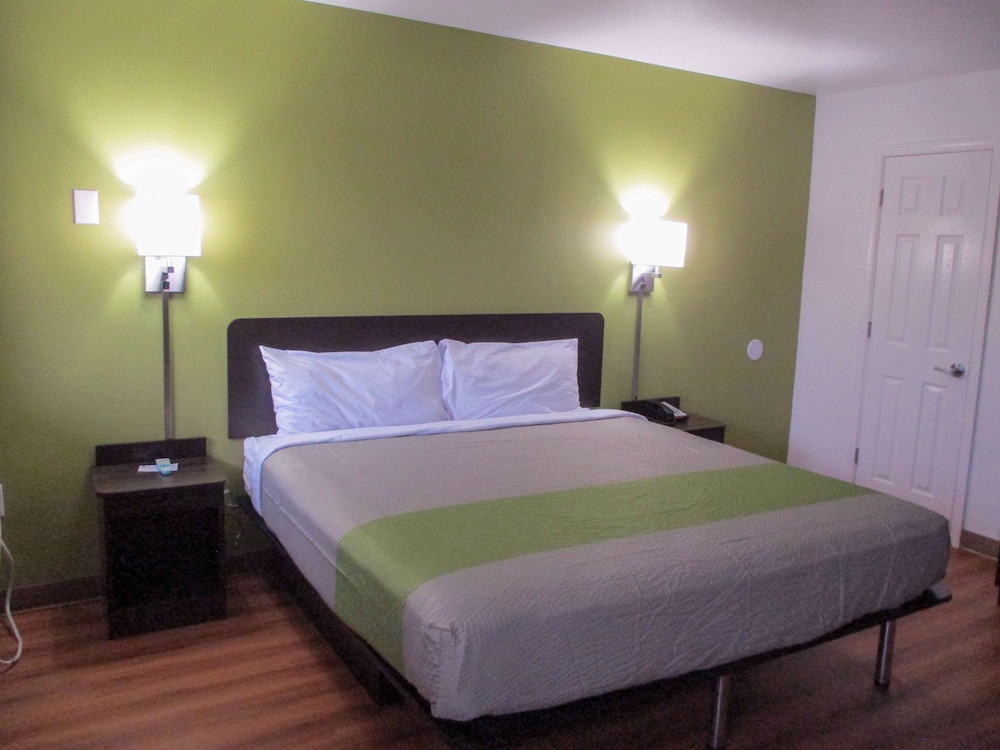 Deluxe Room, 1 King Bed, Non Smoking, Refrigerator & Microwave - Photo 6