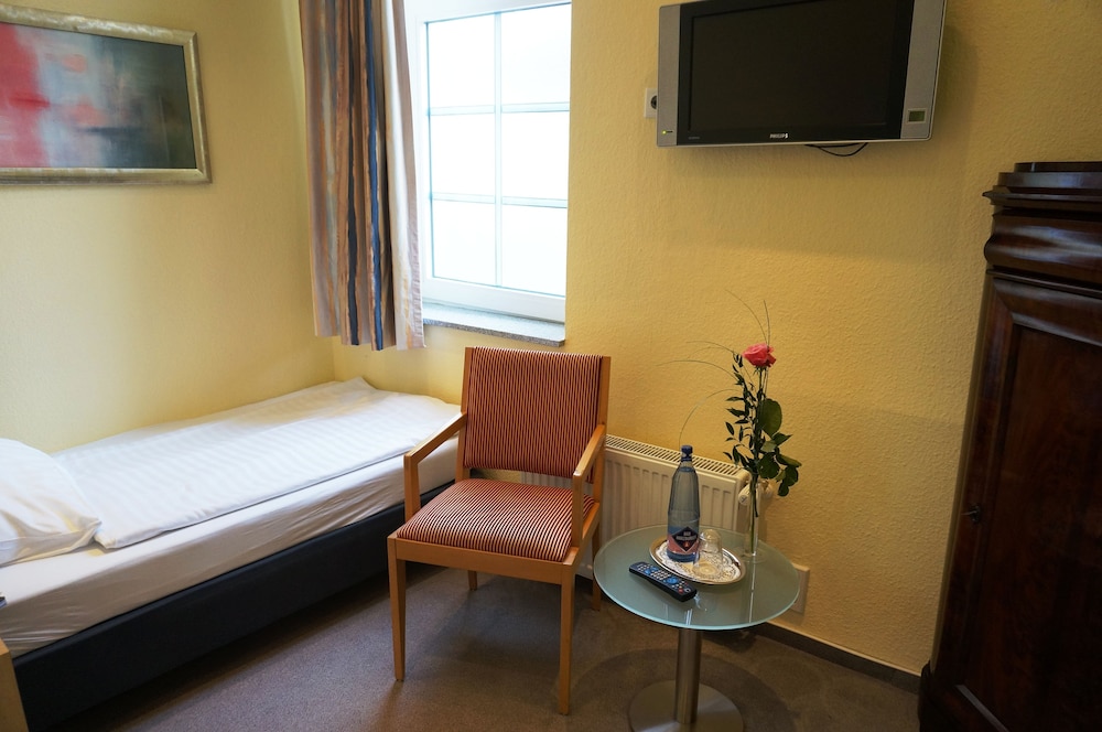 Basic Single Room, 1 Twin Bed photo 2